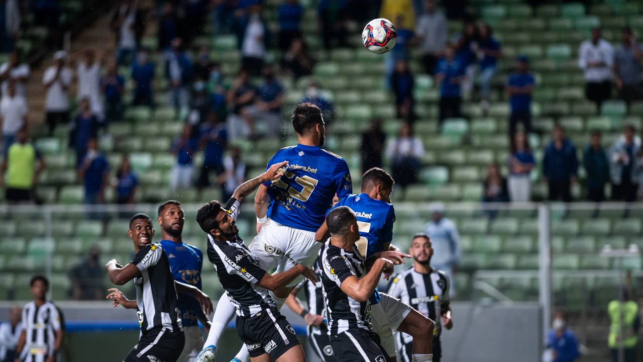 Torcedores veem provocação do Cruzeiro ao Botafogo em post do clube mineiro nas redes