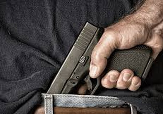 Homem é preso por porte ilegal de arma em posto de combustível na Pajuçara