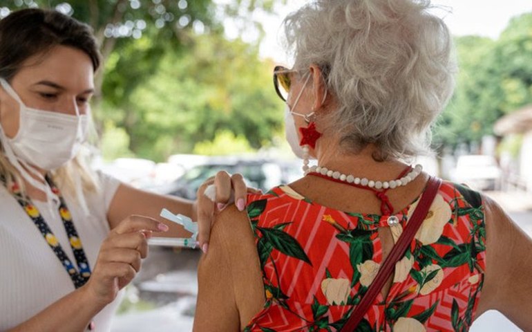Com 2 milhões de doses já aplicadas, movimento pela vacinação entra em nova fase