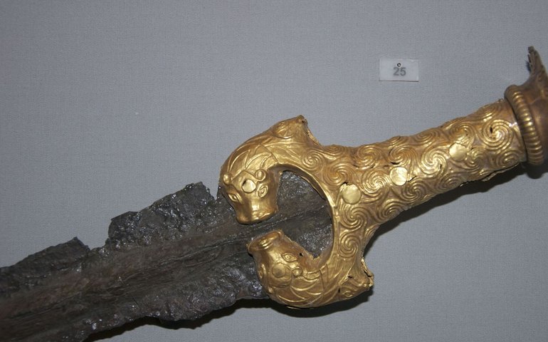Descoberta rara: bainha de espada dourada de 1.500 anos é encontrada na Noruega