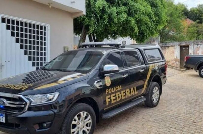 PF cumpre mandado em casa de adolescente suspeito de veicular símbolos nazistas na internet