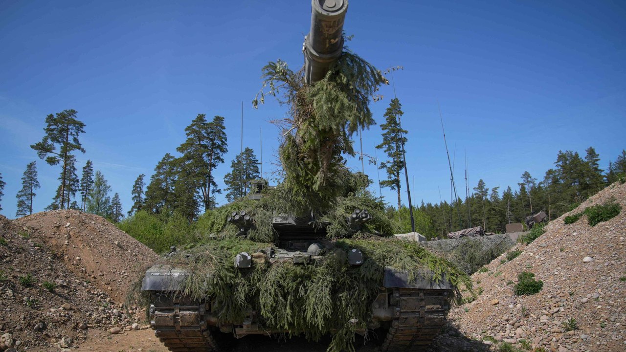 Rússia comemora explosão de tanque britânico Challenger-2 envolvido na incursão ucrâniana em Kursk; vídeo