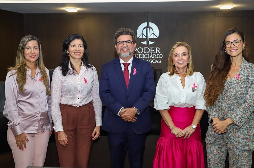 Palestra sobre câncer de mama conscientiza servidoras no TJAL