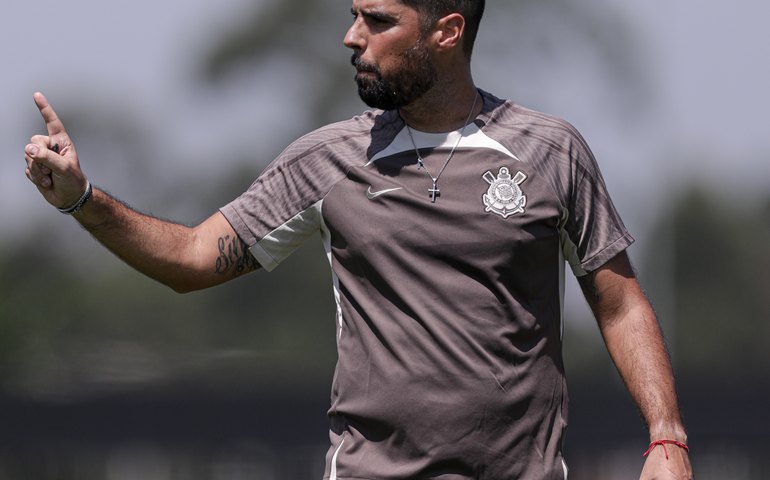 António Oliveira aposta em pausa de 10 dias para ajustar ataque do Corinthians no Brasileirão