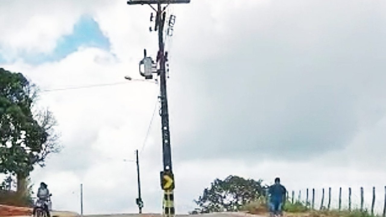 MPAL instaura procedimento após vídeo mostrar postes instalados no meio de rodovia que liga municípios de Taquarana e Belém
