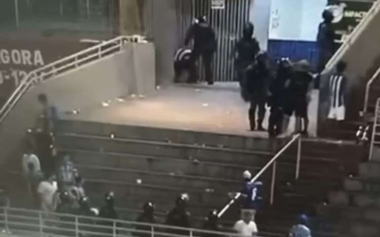 Confusão marca empate do CSA com Ituano no Rei Pelé; torcedora cai das arquibancadas