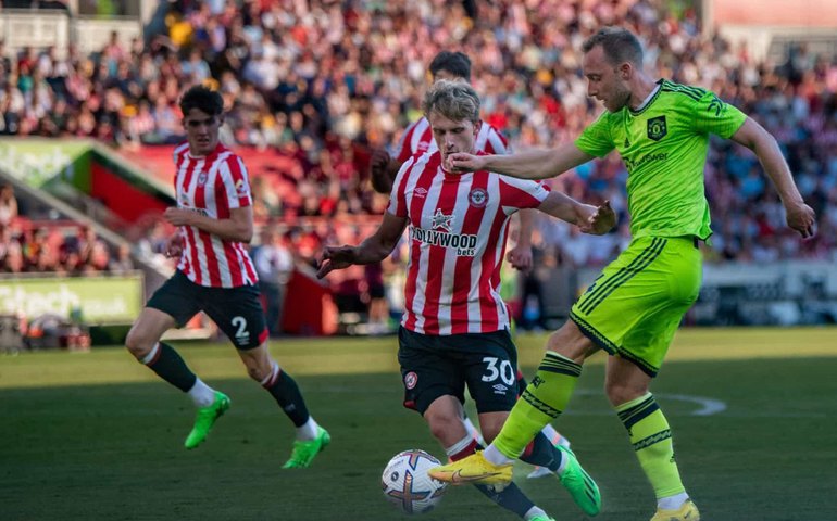 Manchester United leva 4 a 0 do Brentford no 1º tempo e passa vexame no Inglês