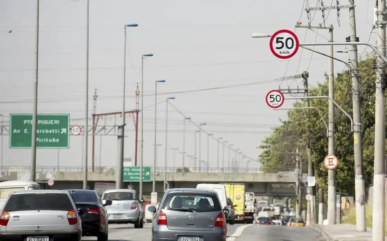 Acidente na Marginal Tietê provoca interdição na via