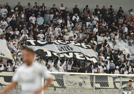 Santos embarca sob protesto de torcida para encarar Operário-PR em busca da reabilitação