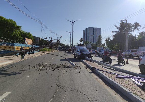 Acidente entre ambulância e carro derruba três postes na AL-101 Norte, em Guaxuma