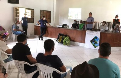 Prefeito de Branquinha se reúne com produtores de laranja e banana do município