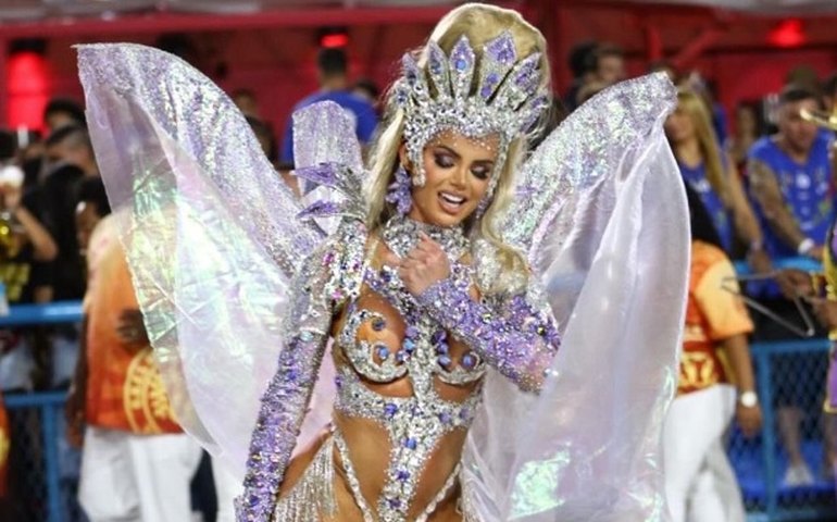 Rainha de bateria da Unidos de Padre Miguel desmaia após vitória da agremiação na Série Ouro do Rio