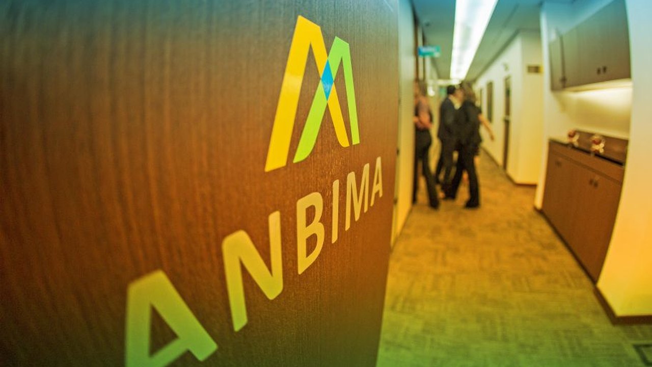 Anbima vê dólar no fim de 2021 a R$ 5,00 e eleva estimativa de alta do PIB a 5,4%