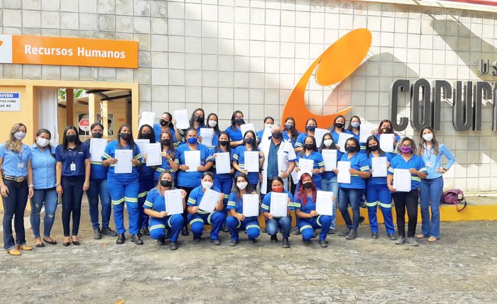 Vinte e oito alunas concluem cursos de Tratorista e de Operadora de Colheitadeira