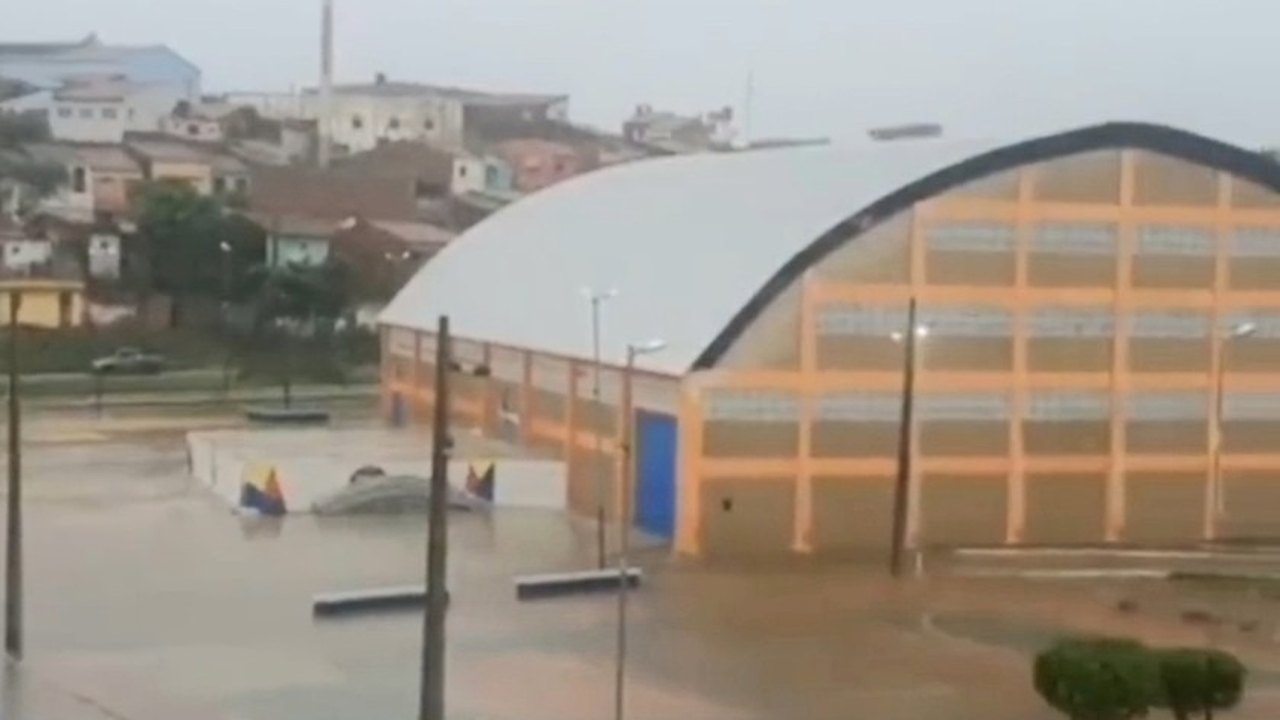 Chuva começa a provocar estragos em Traipu; águas invadem ginásio de esportes