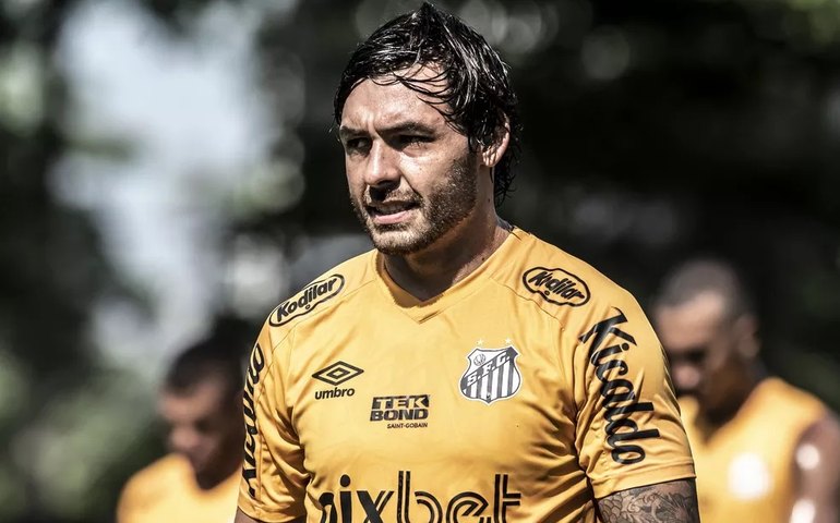 Ricardo Goulart não treina e fica mais perto de adeus no Santos