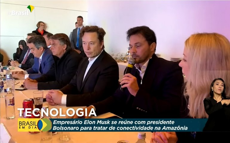 Deslizamento em rodovia no Paraná deixa um morto; carros são soterrados