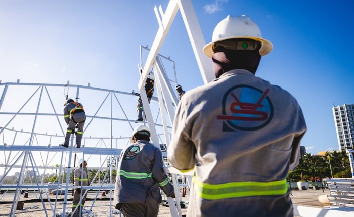 Árvore de 34 metros e túnel luminoso estão entre os destaques do Natal de Maceió