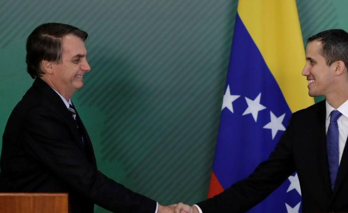 Bolsonaro diz que Brasil se solidariza com Venezuela e diz apoiar liberdade do país