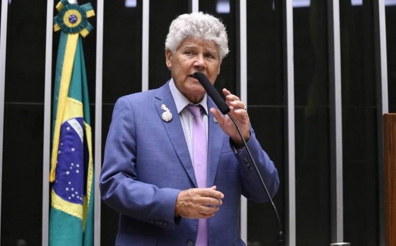 Projeto cria o programa Vini Jr. de combate ao racismo em estádios