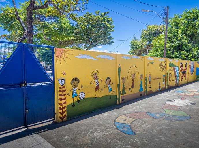 Vigia transforma muro de escola estadual com ilustrações que valorizam as brincadeiras da infância de Riacho Doce