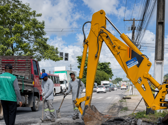 Prefeitura remove lombadas formadas por derramamento de massa asfáltica na Avenida Menino Marcelo