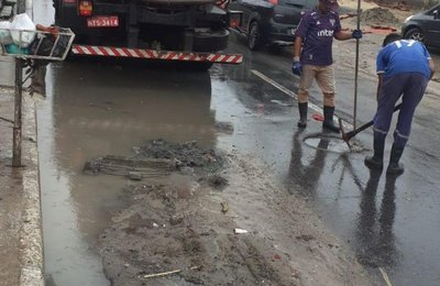 Infraestrutura realiza drenagem em ruas alagadas de Maceió