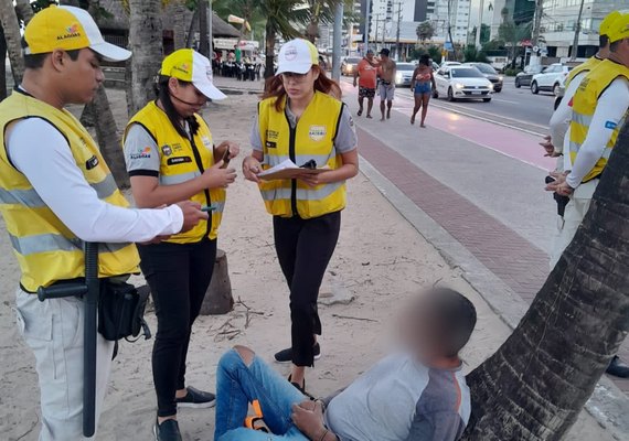 Homem com problemas psiquiátricos é espancado na praia de Jatiúca