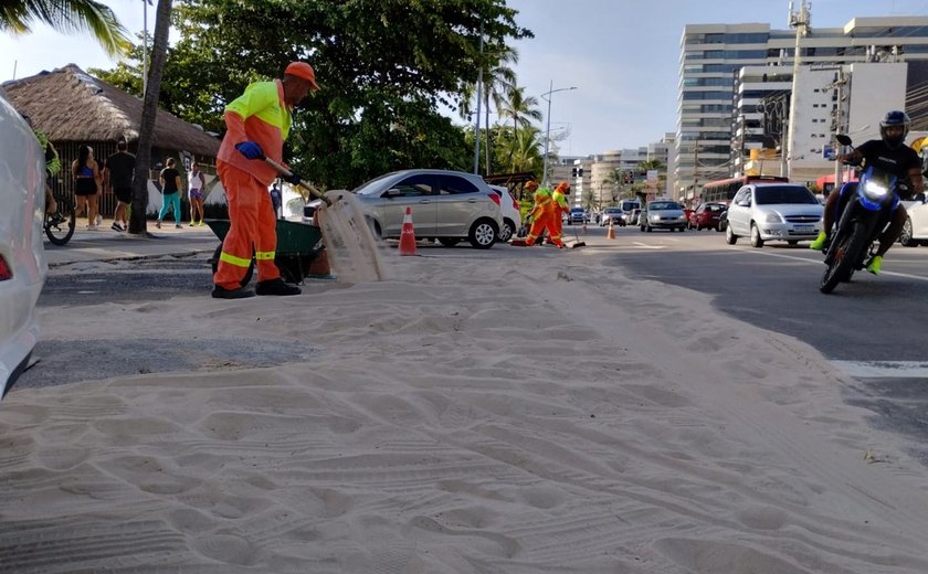 Orla da Jatiúca amanhece coberta de areia após fortes ventos