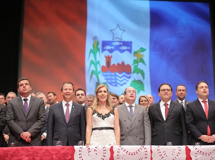 Em cerimônia prestigiada, Fernanda Marinela toma posse como presidente da OAB/AL