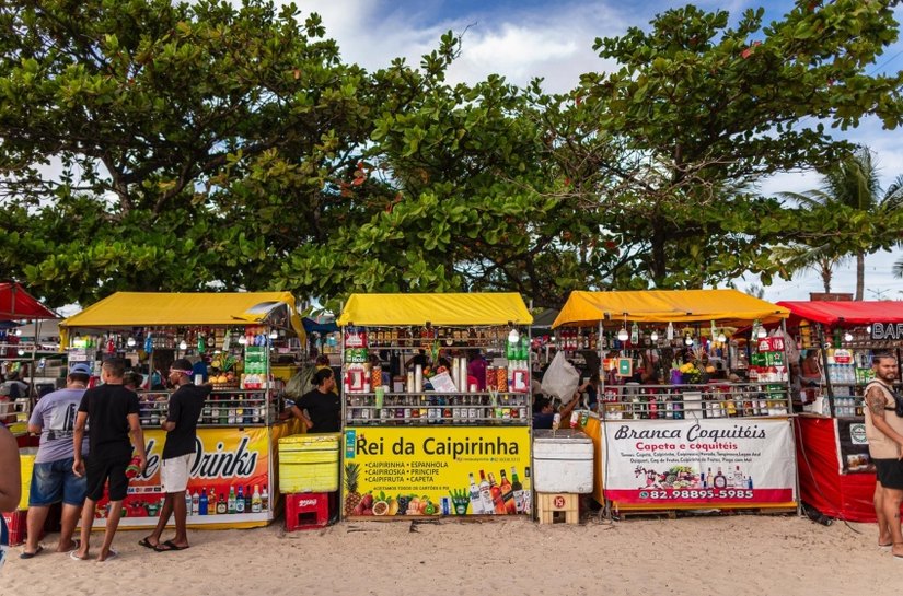Prefeitura entrega alvarás para ambulantes do Massayó Verão