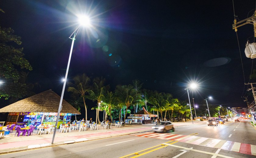 Prefeitura substitui mais de 500 projetores em LED da orla de Maceió