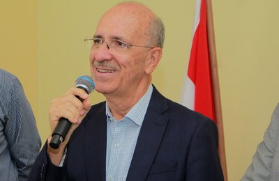 Prefeito Ronaldo Lopes anuncia aumento salarial para todos os servidores da Educação