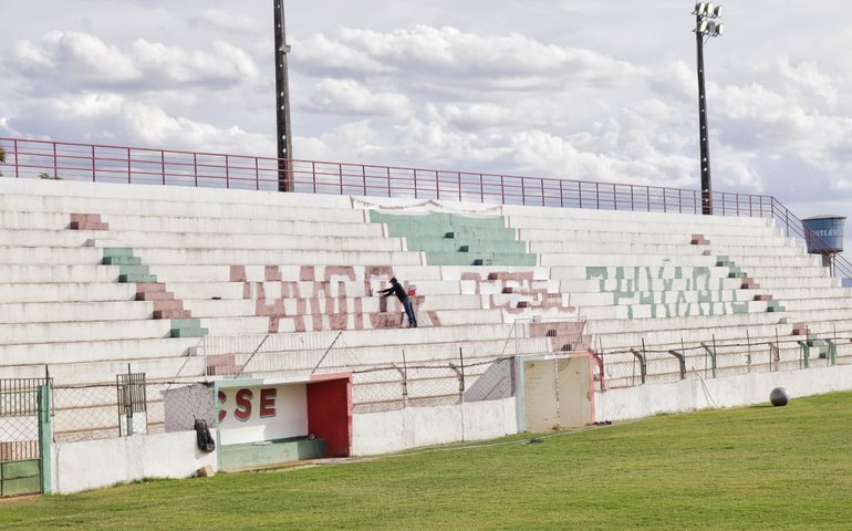 Prefeitura faz manutenção no Estádio Juca Sampaio