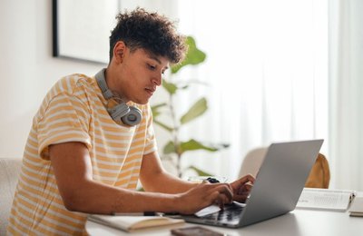 Pé-de-Meia: estudantes já podem consultar dados no portal do MEC