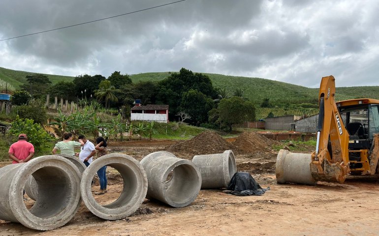 Prefeita Marcela Gomes inspeciona andamento de obras executadas em Novo Lino