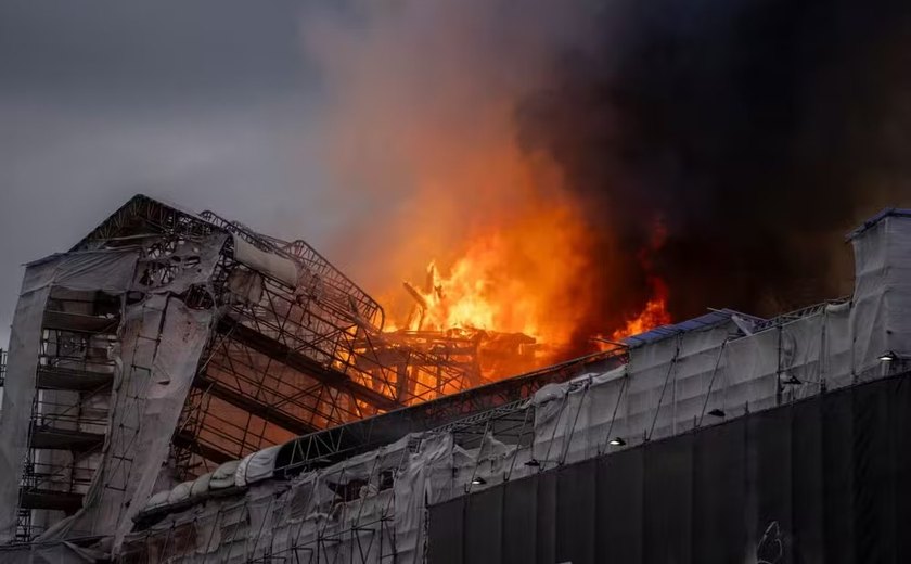 Fachada de prédio histórico da Bolsa de Copenhague desaba após incêndio, na Dinamarca