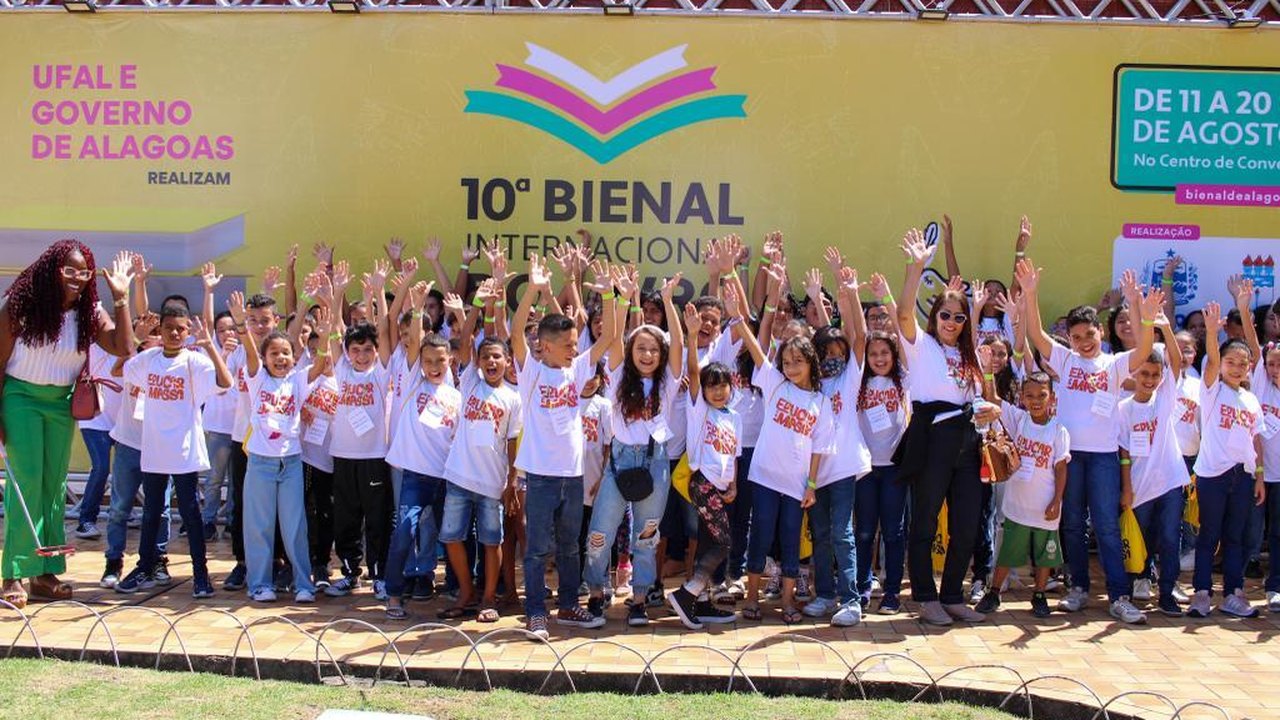 Quase 2 mil alunos visitam evento e compram livros com vales entregues pela Prefeitura de Maceió