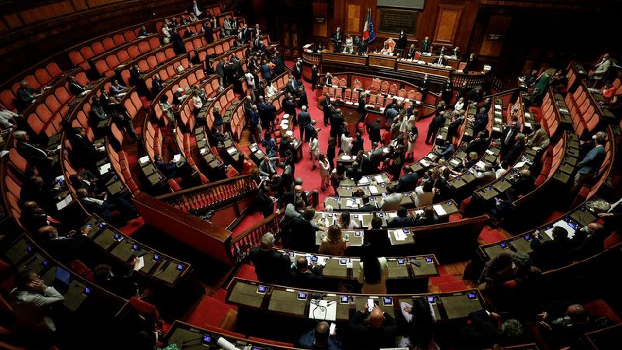 Deputado ferido por colega sai de cadeira de rodas do parlamento italiano após briga generalizada; vídeo