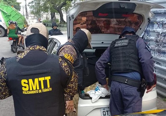 Dois homens detidos em abordagem de trânsito com drogas e armas brancas em Maceió