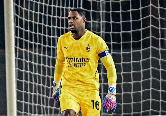 Goleiro francês Mike Maignan reclama de cânticos racistas em vitória do Milan sobre o Verona