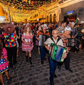 Arrasta Pé leva cultura, tradição e multidão para bairro de Jaraguá