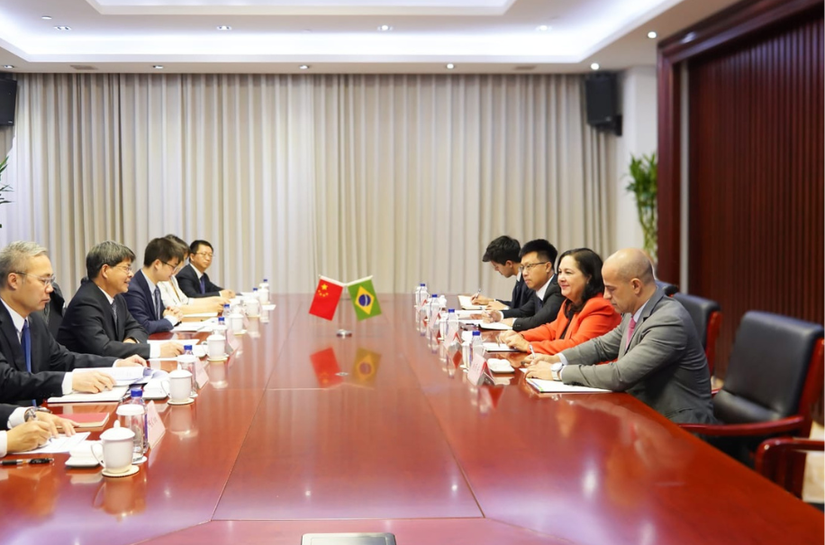 Na China, Ministério das Comunicações troca experiências de tecnologia com governo local