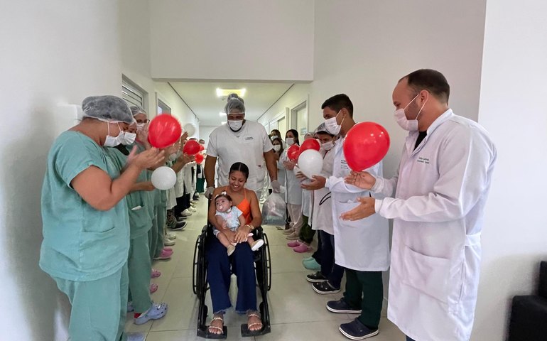 Bebê diagnosticada com síndrome rara recebe alta do Hospital da Criança de Alagoas após sete meses internada