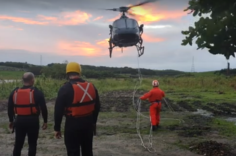Homem é resgatado por helicóptero do DEA após ficar ilhado em trecho do Rio Paraíba, em Capela