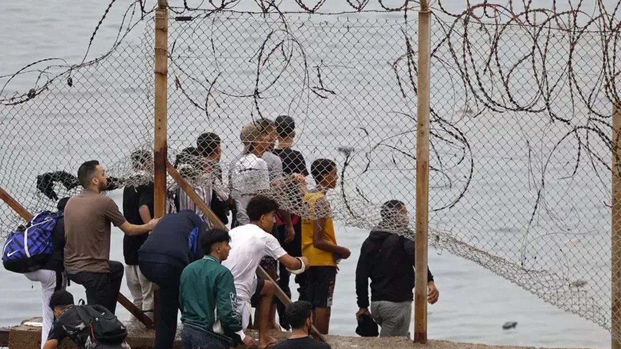 Quase 60 mil migrantes 'invadiram' Ceuta; Espanha repatriou 25 mil ao Marrocos