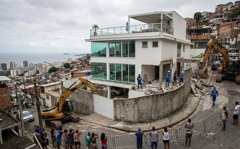 Seop inicia demolição de casa de luxo no Vidigal alugada por traficante baiano