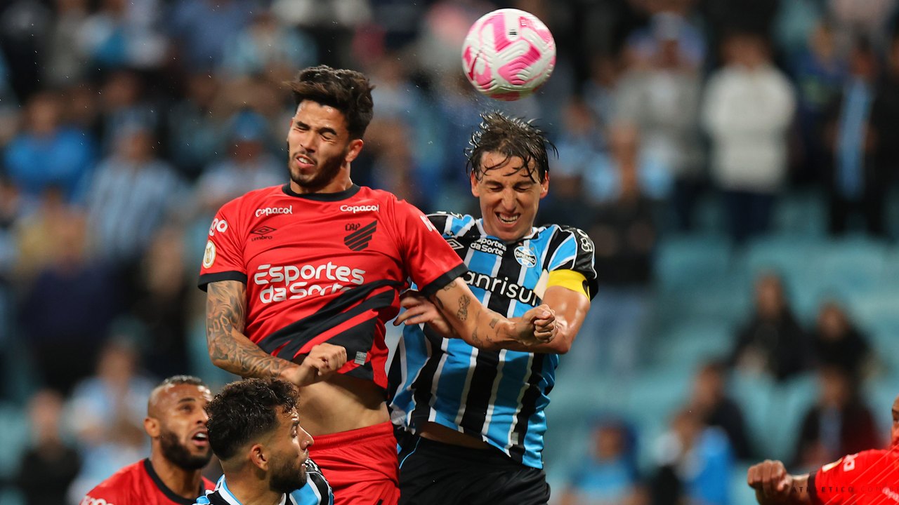 Grêmio leva virada, vê Athletico-PR encostar e perde a chance de assumir a vice-liderança