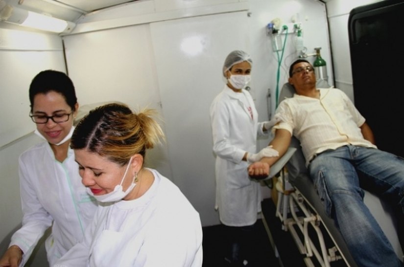 Unidade móvel do Hemoar recebe doação de sangue no centro de Arapiraca