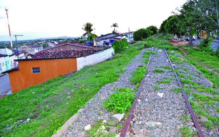 Drama de 300 famílias que moram à beira da ferrovia em Palmeira persiste